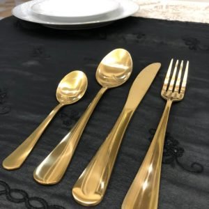 Couverts dorés de table, loué par lot de 4