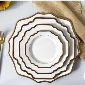 lot de 4 assiettes en porcelaine, couleur blanche er contour doré