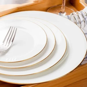 lot de 4 assiettes en porcelaine couleur blanche contour doré de forme ronde