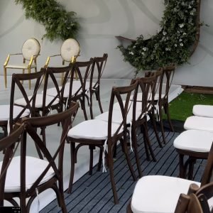 Chaises vintage en bois massif vernis couleur marron foncé.